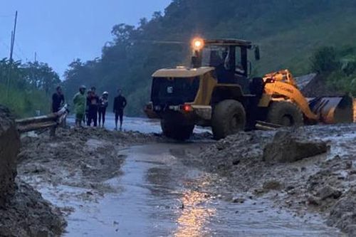 Thông tuyến quốc lộ 15C qua Thanh Hóa sau sạt lở