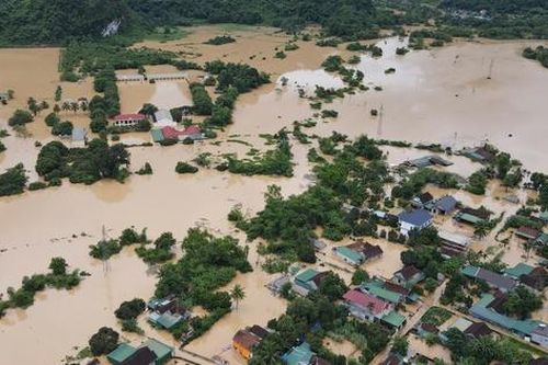 Các xã miền Tây Nghệ An tan hoang sau lũ, hàng trăm ngôi nhà chìm trong biển nước
