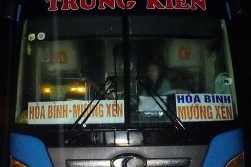 Giải cứu 20 hành khách trên xe giường nằm mắc kẹt do lũ trên quốc lộ 7