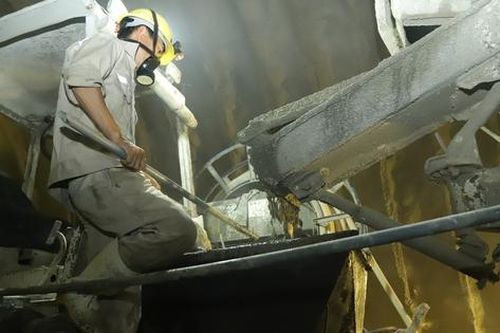 Câu chuyện của những người xuyên đá, mở đường qua đại ngàn miền Trung