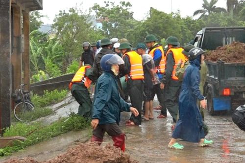 Tràn bờ bao kênh dẫn tại Hưng Yên do bão số 3, khẩn cấp di dời các hộ dân