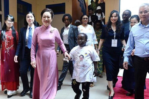 Phu nhân Chủ tịch Quốc hội Nguyễn Thị Thanh Nga thăm Trung tâm Hỗ trợ trẻ em tại Senegal