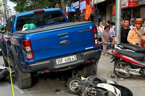 Xe bán tải va chạm liên hoàn nhiều xe máy, CSGT cùng người dân nâng xe cứu người mắc kẹt
