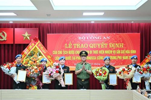 Trao quyết định cho 6 sĩ quan Công an nhân dân thực hiện nhiệm vụ gìn giữ hòa bình tại Phái bộ MINUSCA