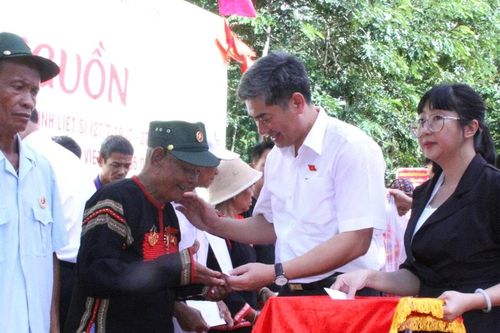 Đoàn ĐBQH tỉnh Đắk Lắk trao tặng hơn 200 suất quà cho người dân khu căn cứ cách mạng