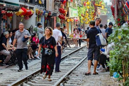 Bài 1: Vỉa hè chật xe và hàng quán, tràn lan vi phạm