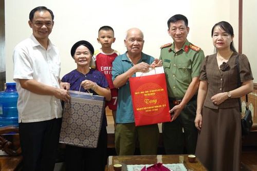 Công an tỉnh Thái Nguyên thăm hỏi gia đình người có công với cách mạng