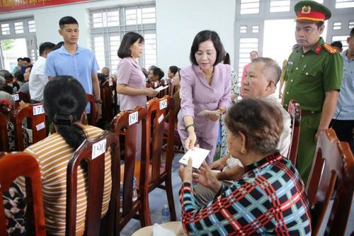 Phó Chủ tịch Quốc hội Nguyễn Thị Thanh thăm và tặng quà gia đình chính sách ở Tây Ninh