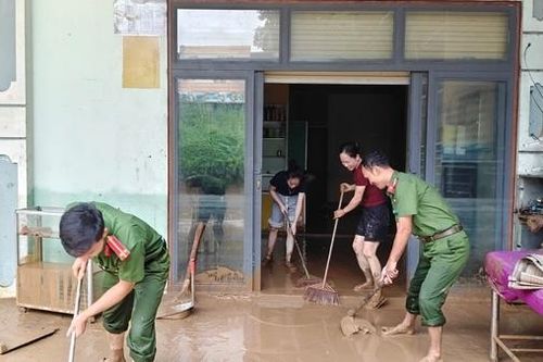 Công an xã bám địa bàn, di dời hàng trăm hộ dân tránh lũ đến nơi an toàn