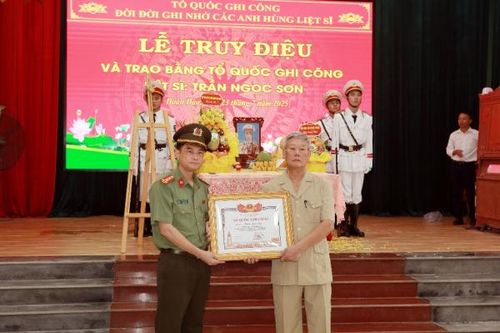 Trao Bằng 'Tổ quốc ghi công' cho liệt sĩ Trần Ngọc Sơn