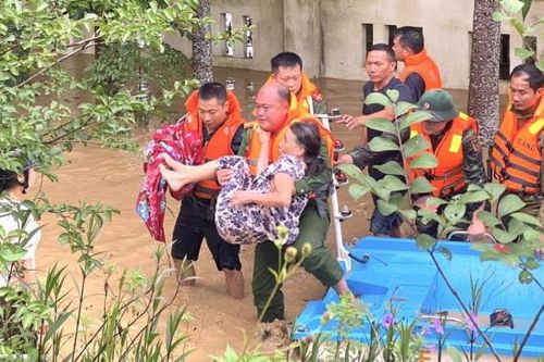 Công an ứng trực 100% quân số, đảm bảo an toàn cho nhân dân vùng lụt