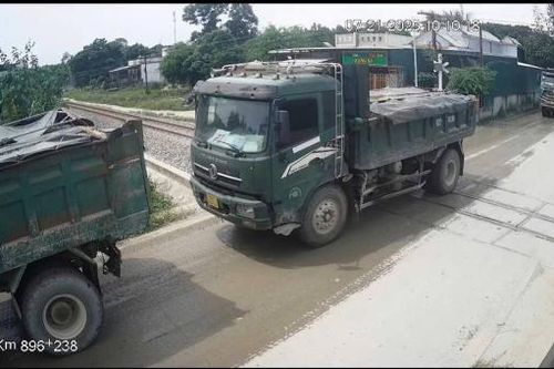 CSGT Công an TP Đà Nẵng ra tay xử phạt xe tải 'chặn lối' đường sắt Bắc – Nam