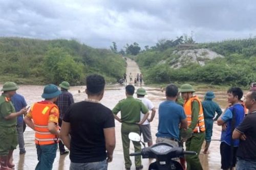 Công an xã tìm kiếm 2 người dân bị lũ cuốn trôi ở Lạng Sơn