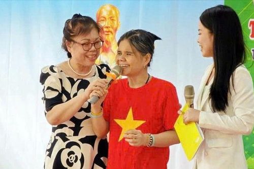 Vòng tay của những người lính trẻ
