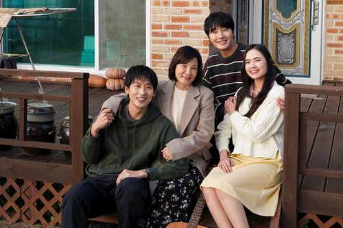 Jung Il-woo đến Việt Nam quảng bá phim 'Mang mẹ đi bỏ'