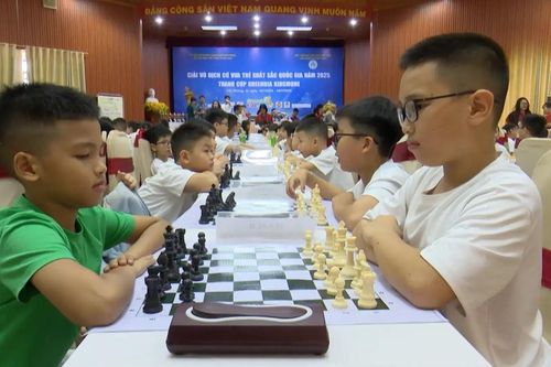 Hành trình đầu tư của gia đình cho các kỳ thủ nhí