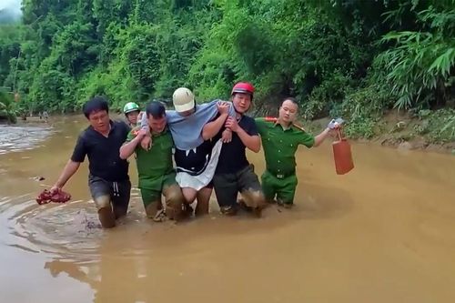Mưa lũ Nghệ An: Công an và người dân lội bùn đưa sản phụ chuyển dạ vượt lũ đi sinh