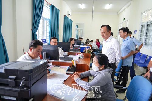 Chủ tịch HĐND tỉnh Cà Mau thăm, làm việc tại phường Hiệp Thành và xã Vĩnh Hậu