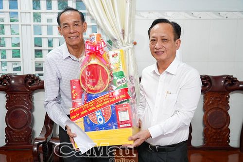 Chủ tịch HĐND tỉnh Phạm Văn Thiều tri ân gia đình chính sách