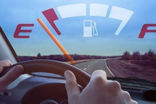 Thói quen lái xe tưởng vô hại nhưng đang âm thầm 'ngốn' thêm xăng mỗi ngày