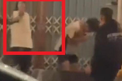Clip: Chủ quán nước hung hãn cầm mã tấu rượt chém khách của 'hàng xóm' vì điều này