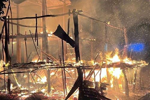 Nhà cháy dữ dội lúc đang ngủ, người phụ nữ ôm 3 con nhỏ chạy thoát thần kỳ