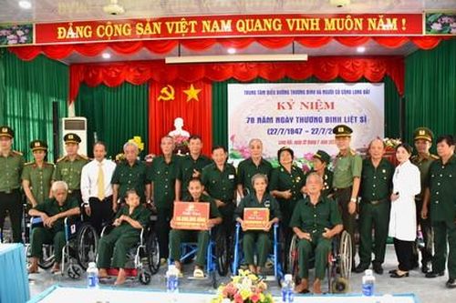 Công an TPHCM: Thăm, tặng quà Trung tâm điều dưỡng thương binh và người có công Long Đất