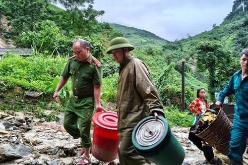 Lực lượng Công an dầm mưa, xuyên đêm di dời tài sản, giúp người dân tránh lũ