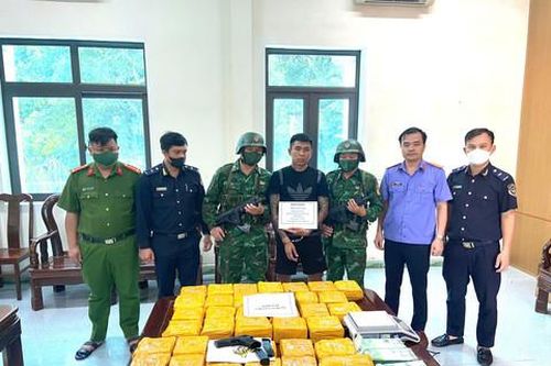 Đối tượng tàng trữ súng, vận chuyển 45kg ma túy từ nước ngoài về Việt Nam sa lưới