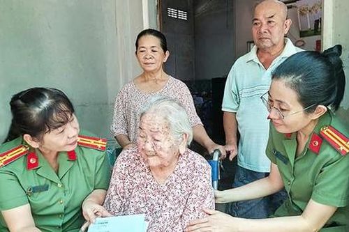Ban Chuyên đề Công an TPHCM thăm, tặng quà Mẹ Việt Nam Anh hùng