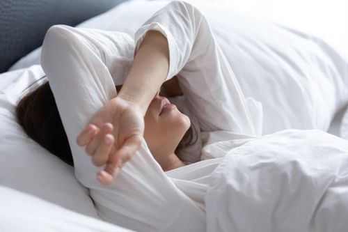 Lo âu công việc kéo dài, cô gái trẻ phải khám tâm thần