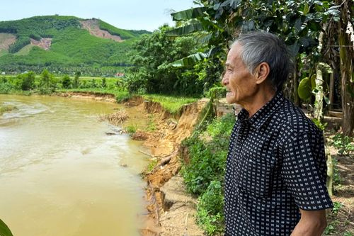 Sống chơi vơi bên mép sông, người dân Gia Lai thấp thỏm lo 'hà bá' nuốt nhà