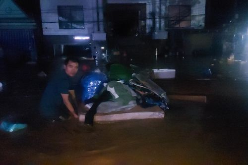 Nước lên nhanh, dân miền núi Nghệ An hối hả chạy lũ trong đêm