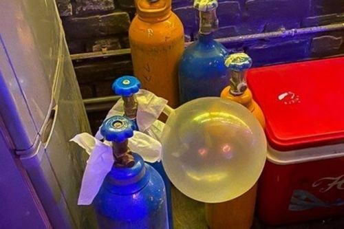Thanh niên 20 tuổi liệt tứ chi vì hít 50 quả bóng cười mỗi lần