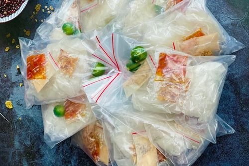 6 chiếc túi nylon trong một suất bánh tráng trộn 25 nghìn đồng