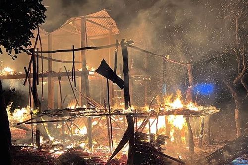 Nhà sàn cháy rụi, 4 mẹ con kịp thời thoát thân