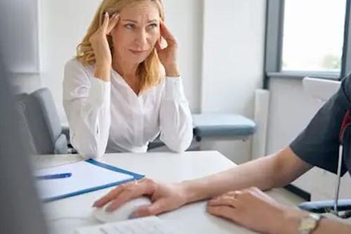 Lựa chọn thuốc điều trị chứng đau nửa đầu do kinh nguyệt