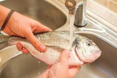 5 cách hiệu quả để khử mùi tanh của cá trước khi nấu