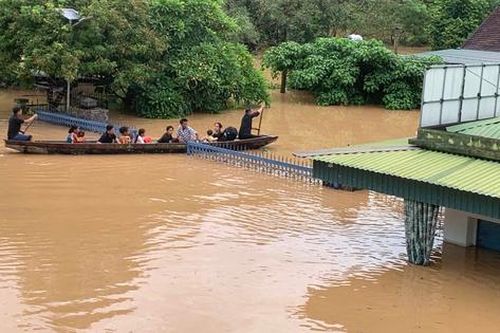 Lũ ùn ùn đổ về trong đêm, y bác sĩ khẩn cấp sơ tán bệnh nhân bằng thuyền