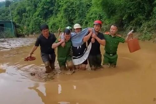Công an xã ở Nghệ An vượt lũ, lội bùn đưa sản phụ đi sinh