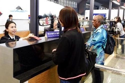 Học sinh Việt Nam bị phạt 178 triệu vì 5 gói xúc xích bà cho vào va li tới Đài Loan: Cần lưu ý gì?