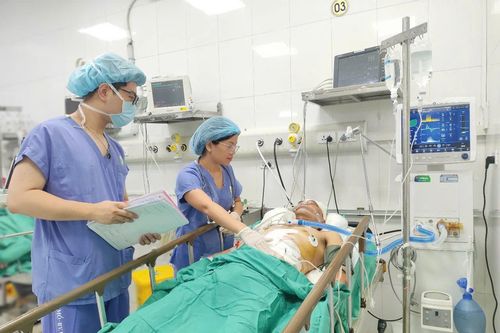 Thông tin mới về sức khỏe nạn nhân bị ô tô bán tải húc trên phố Khâm Thiên