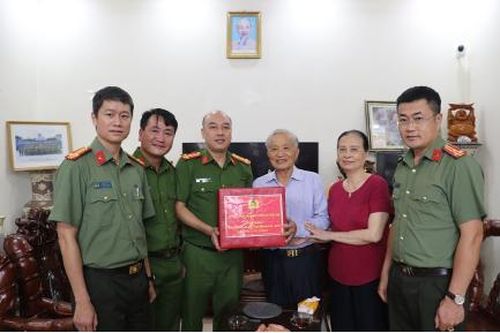 Công an Hà Nội thăm hỏi, tặng quà tri ân gia đình liệt sĩ Nguyễn Thái Bình