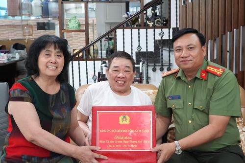 Lãnh đạo CATP Hà Nội thăm hỏi, tri ân gia đình liệt sỹ Dương Xuân Ngô
