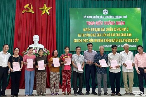 Sau sáp nhập, phường đầu tiên của Đà Nẵng trao giấy chứng nhận quyền sử dụng đất