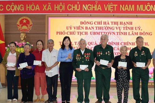Mặt trận tỉnh Lâm Đồng gặp mặt, tặng quà gia đình chính sách, người có công năm 2025