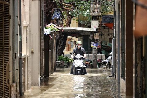Đường Hà Nội biến thành 'sông' sau mưa lớn