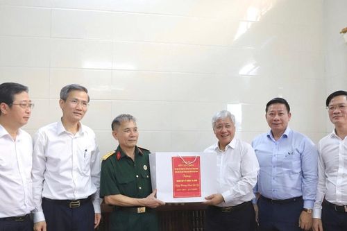 Chủ tịch Đỗ Văn Chiến thăm, tặng quà các gia đình có công tại Hải Phòng