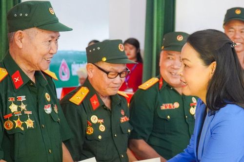 Phó Chủ tịch - Tổng Thư ký Nguyễn Thị Thu Hà thăm, tặng quà người có công tại Ninh Bình