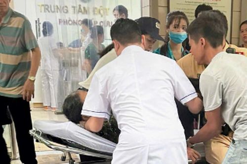 Công an Hà Nội kịp thời mở đường đưa người dân bị đột quỵ đi cấp cứu